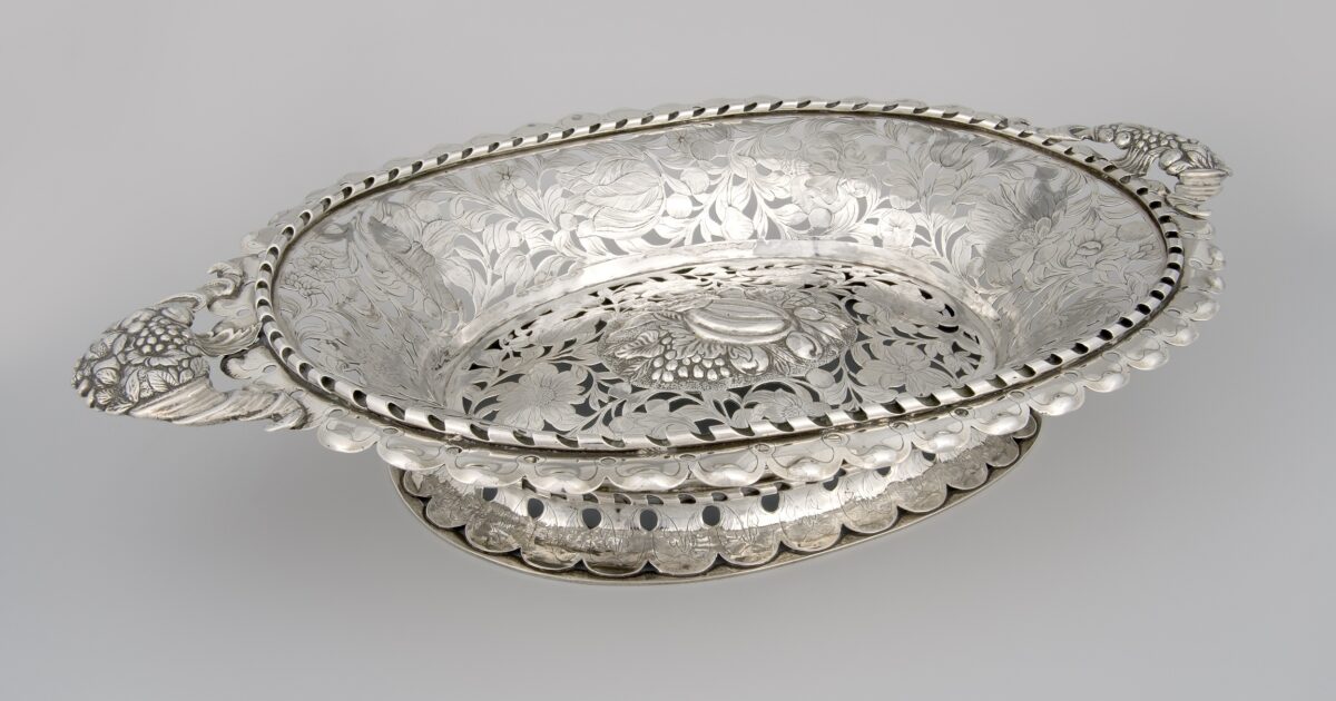 Mand Denter Vereniging Rembrandt | Mand met decoratie van bloemen en vruchten