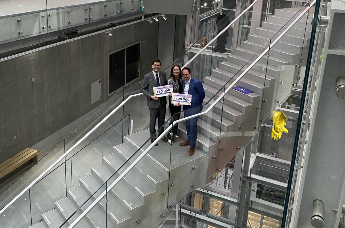 Overhandiging extra cheque Vrienden Loterij 2024