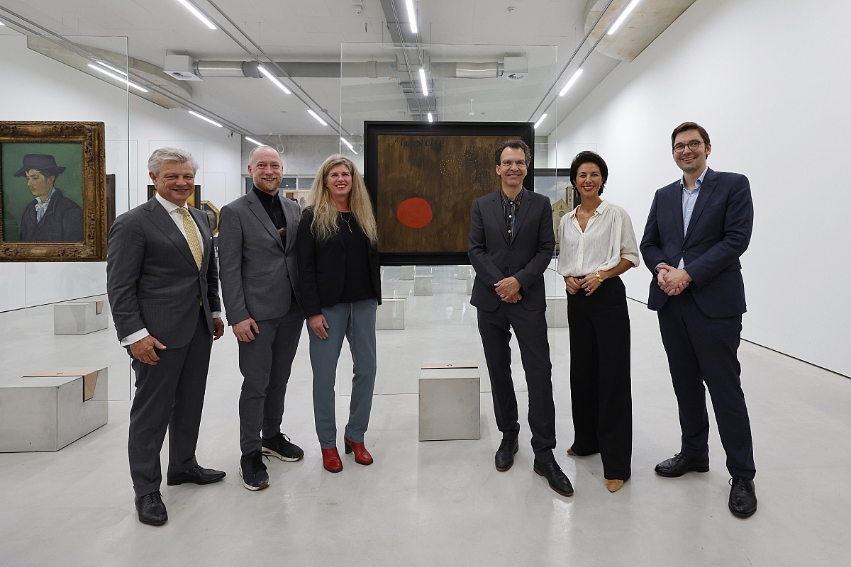 Onthulling schilderij Miró foto Aad Hoogendoorn